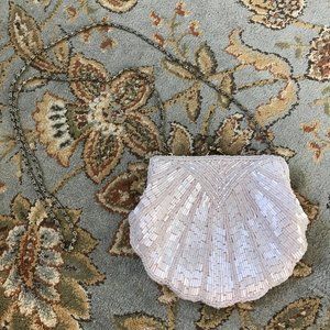 vintage la regale || beaded shell purse